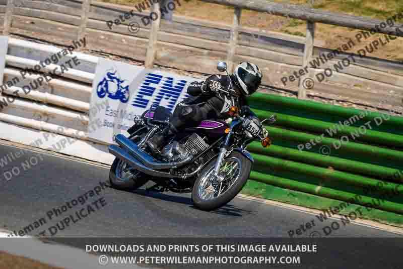 Vintage motorcycle club;eventdigitalimages;mallory park;mallory park trackday photographs;no limits trackdays;peter wileman photography;trackday digital images;trackday photos;vmcc festival 1000 bikes photographs